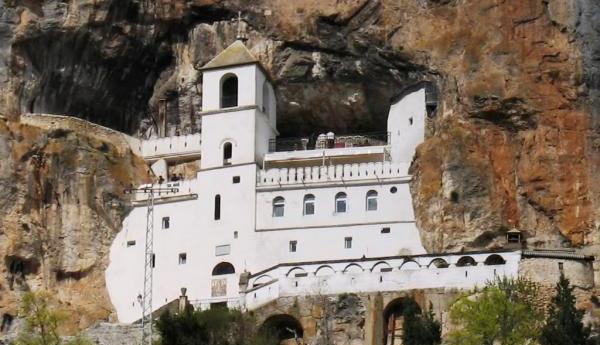manastir-ostrog-sveti-vasilije-pojava-stijene.jpg