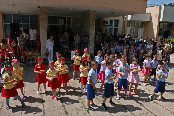vrtic nasa radost predskolci priredba (2).JPG