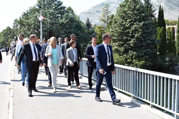 setnja ulicama trebinja brnabic cvijanovic (3).jpg