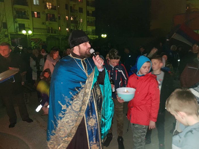 nalaganje badnjaka tini 1.jpg