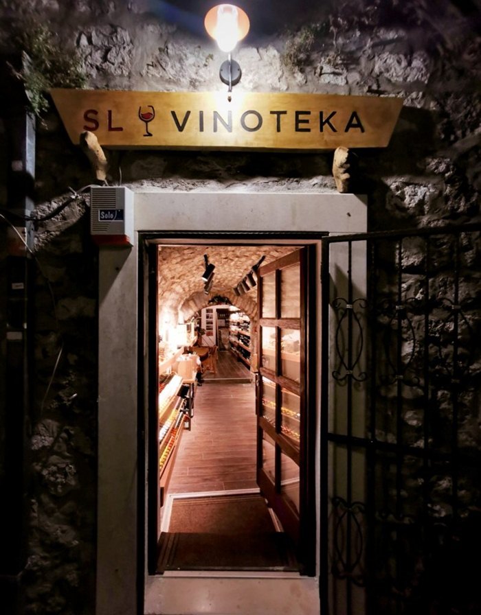 sl vinoteka trebinje stari grad (2).jpg