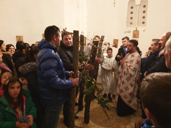 nalaganje badnjaka hrupjela (2).jpg