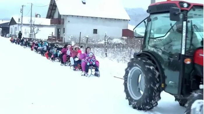 Sanke traktor djeca.jpg