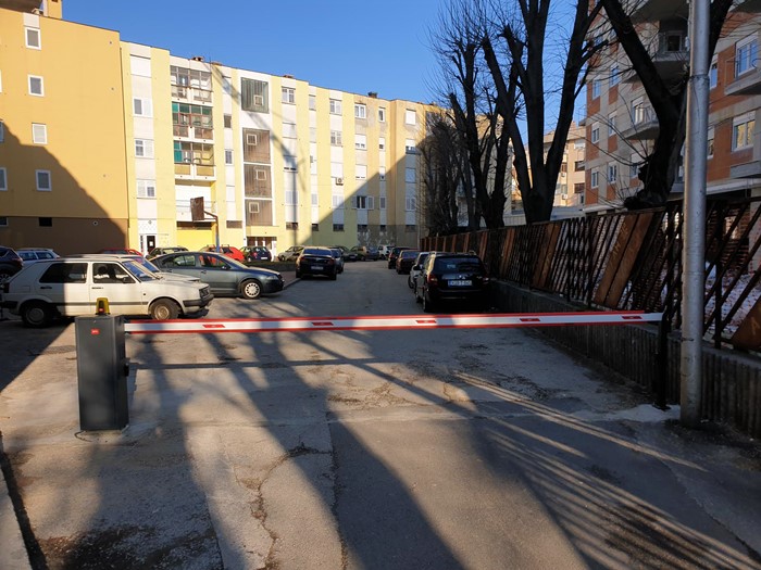 parking pedesetdvojka.jpg