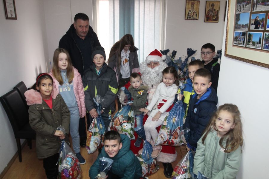 Djeca paketici.jpg