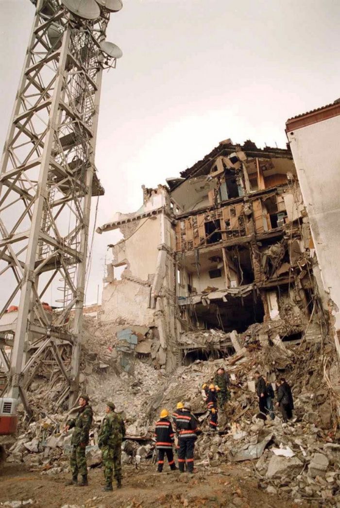 Bombardovanje rts beograd 1999.jpg