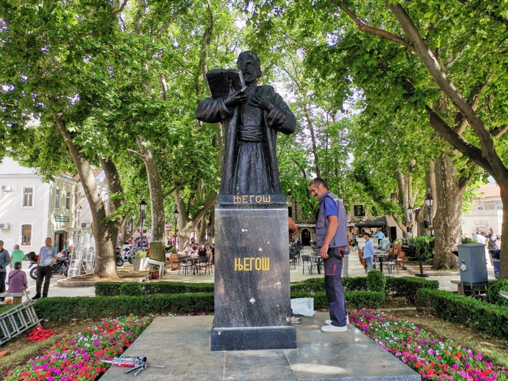 Njegos spomenik1.jpg