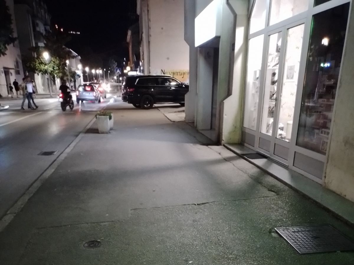 Parkiranje auta trotoar1.jpg