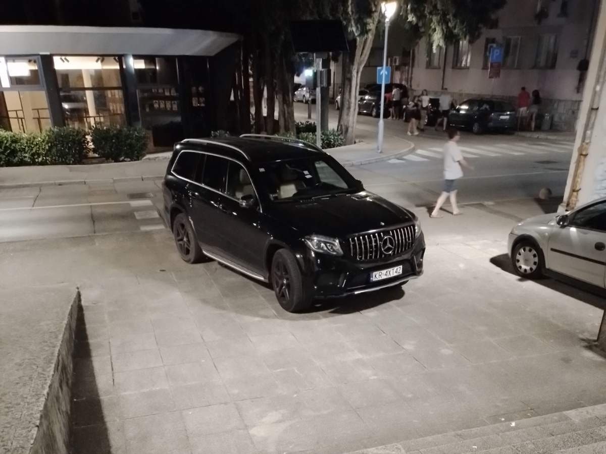 Parkiranje auta trotoar2.jpg