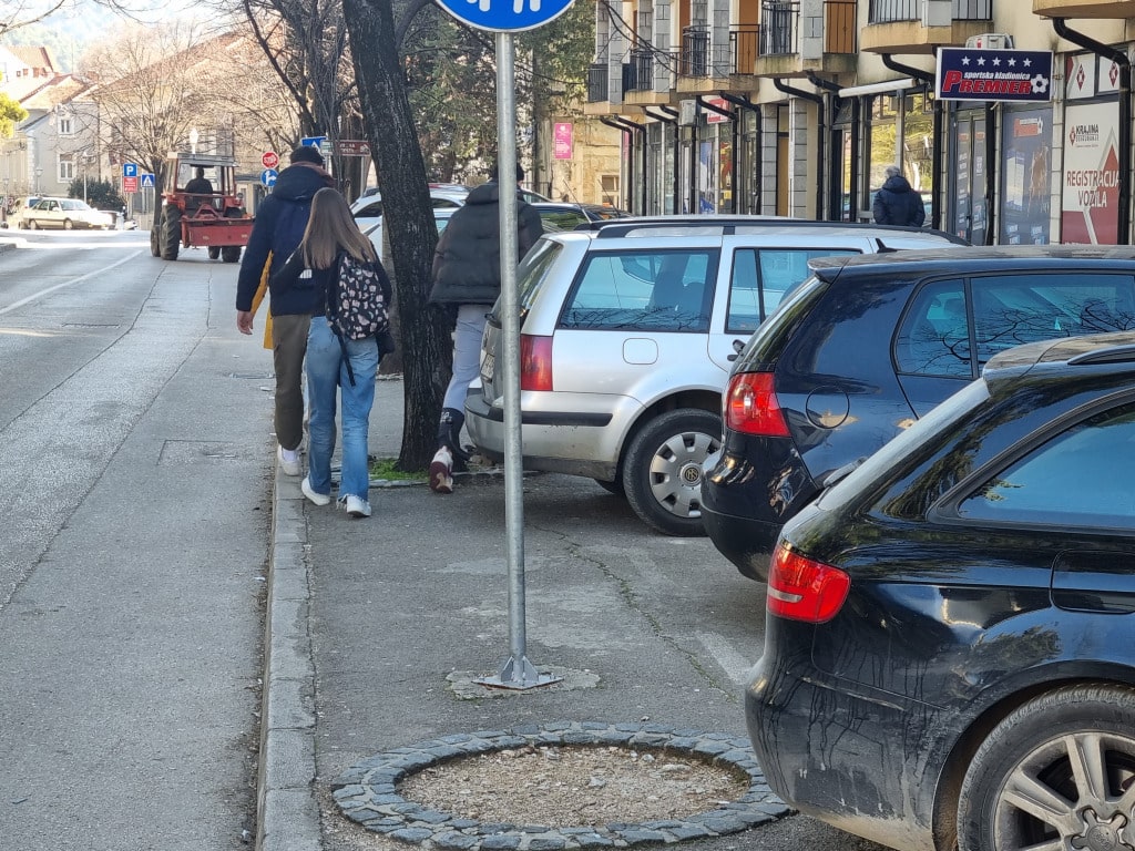 saobracajni haos trebinje2.jpg