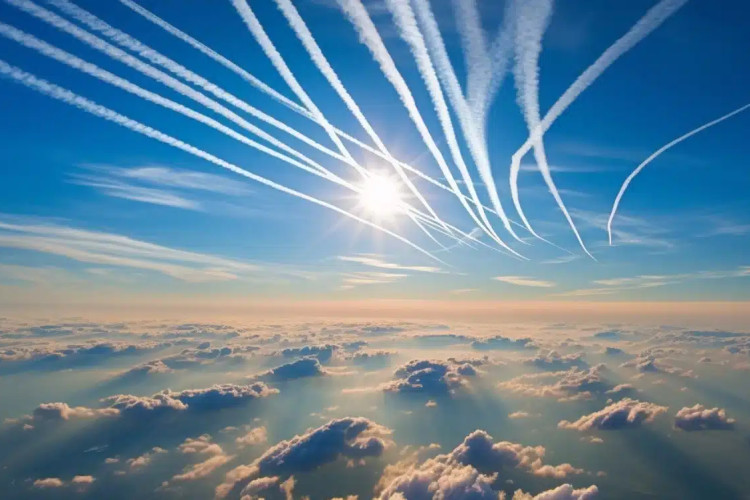 Avioni tragovi na nebu.jpg