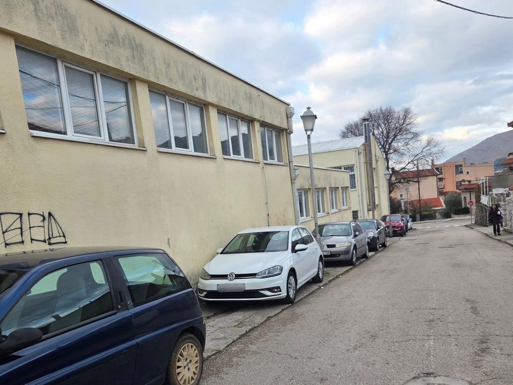 police skola parking1.jpg
