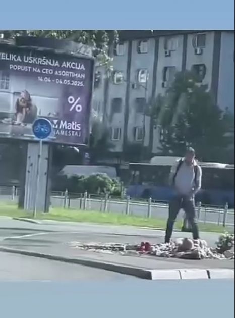 Muskarac-urinirao-po-cvecu-ostavljenom-za-nastradale-pod-nadstresnicom.jpg