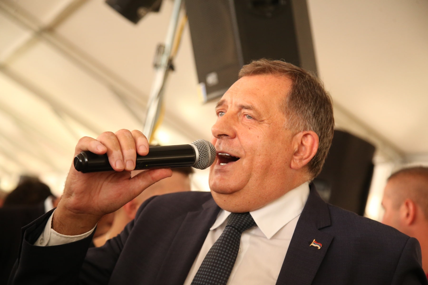 milorad-dodik-pjeva-kocicev-zbor-4-1-min.jpg