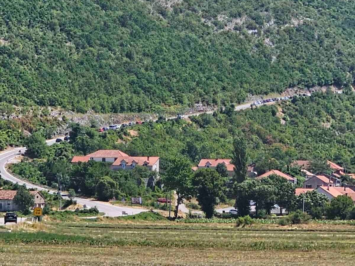 Grab kolona vozila.jpg