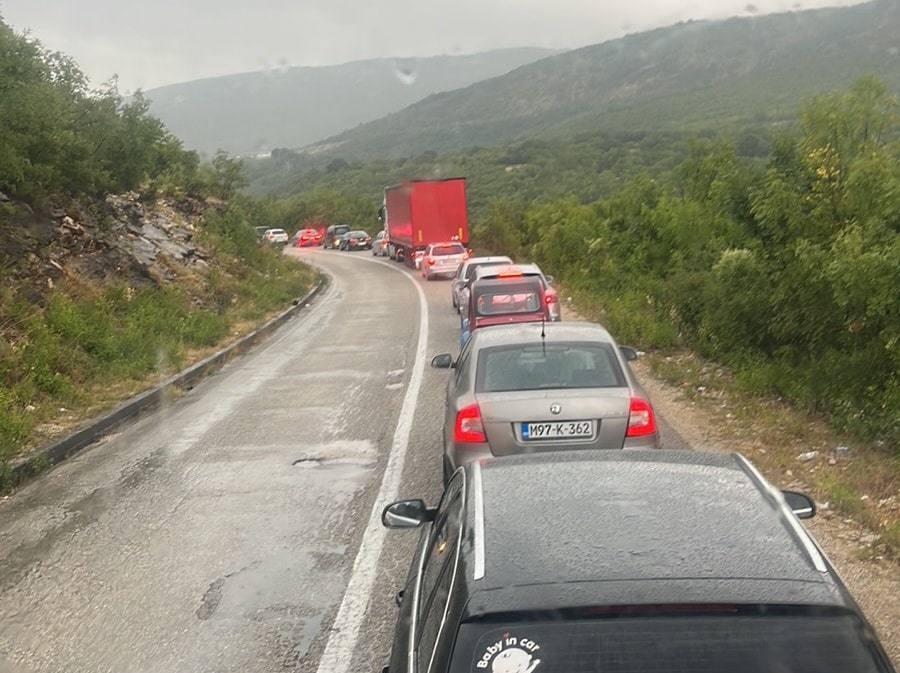Kolona vozila.jpg