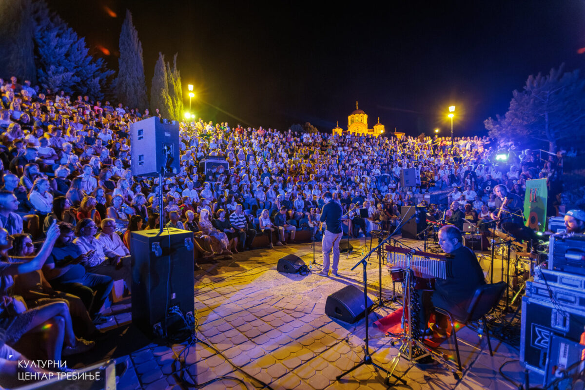 veliko-finale-trebinje-dzez-festivala-koncert-bisere-veletanlic-i-vasil-hadzimanov-bend-a-kct-3-1200x800.jpg