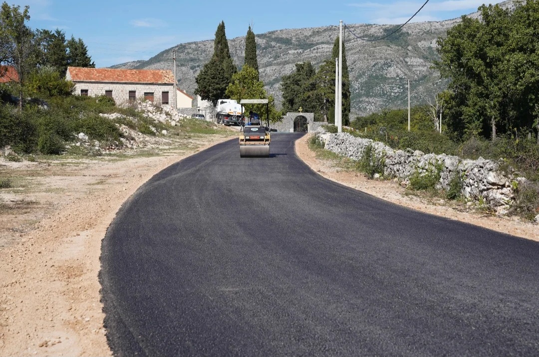 Manastir duzi asfalt1.jpg