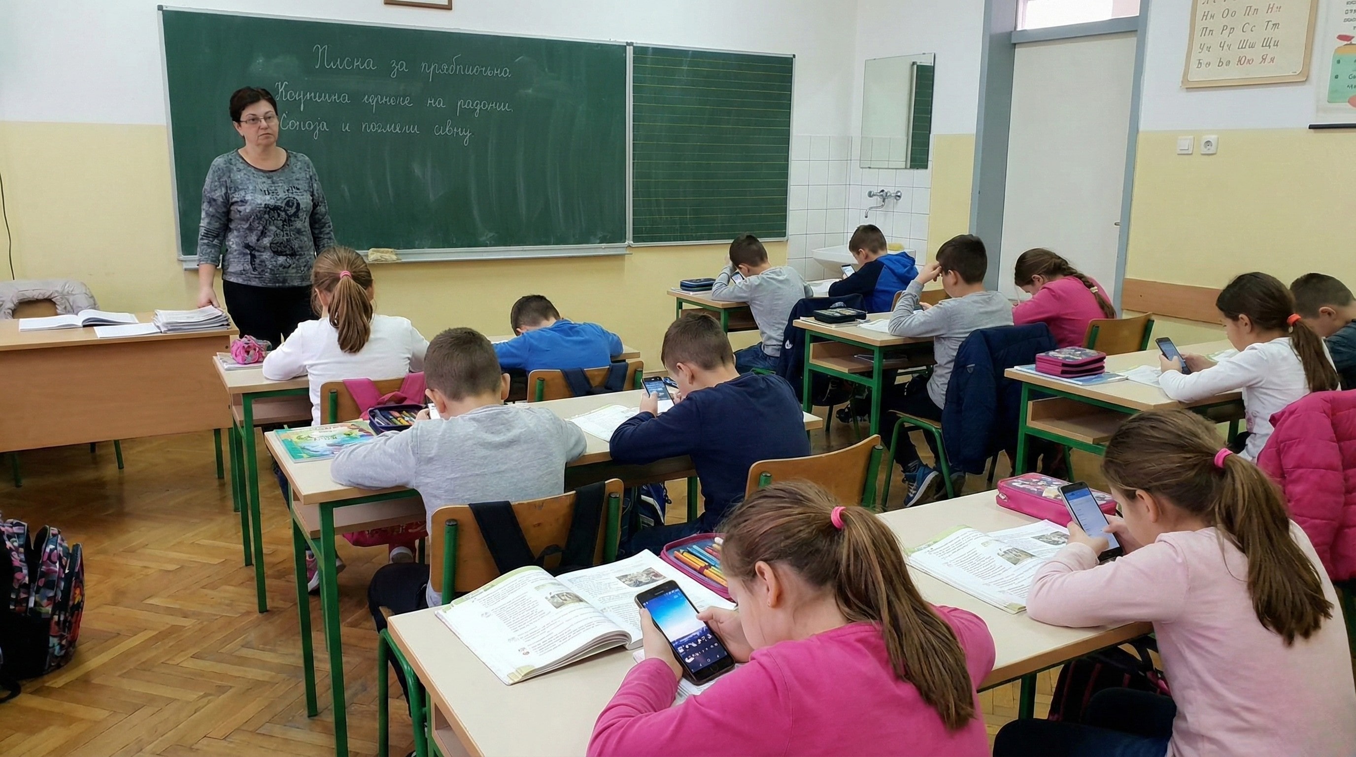 Djeca na telefonima u skolama.jpeg