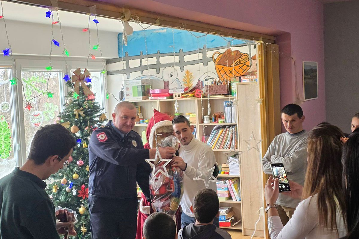 Policija paketici.jpeg