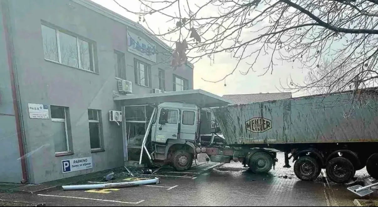 Kamion u upravnu zgradu.jpeg