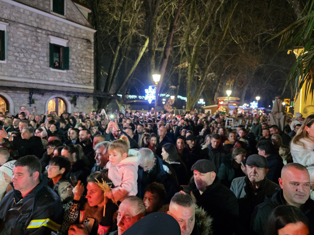 Nalaganje badnjaka trebinje 20262.jpg
