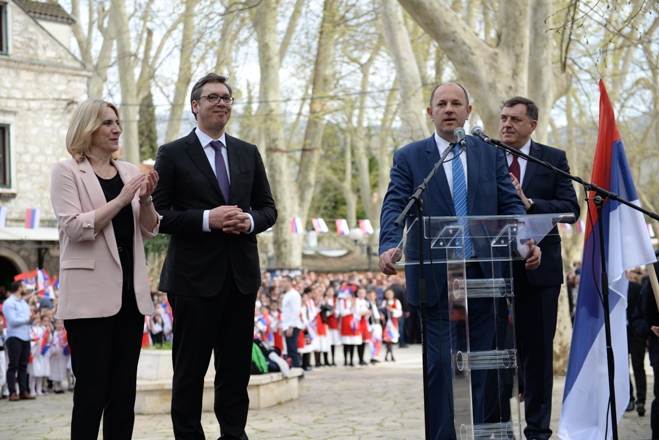 petrovic-vucic-na-trgu.jpg