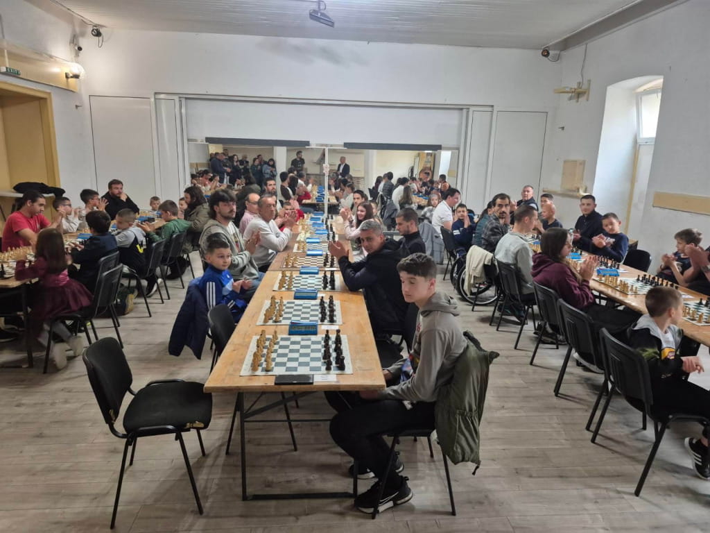 Sah tribunia2.jpg