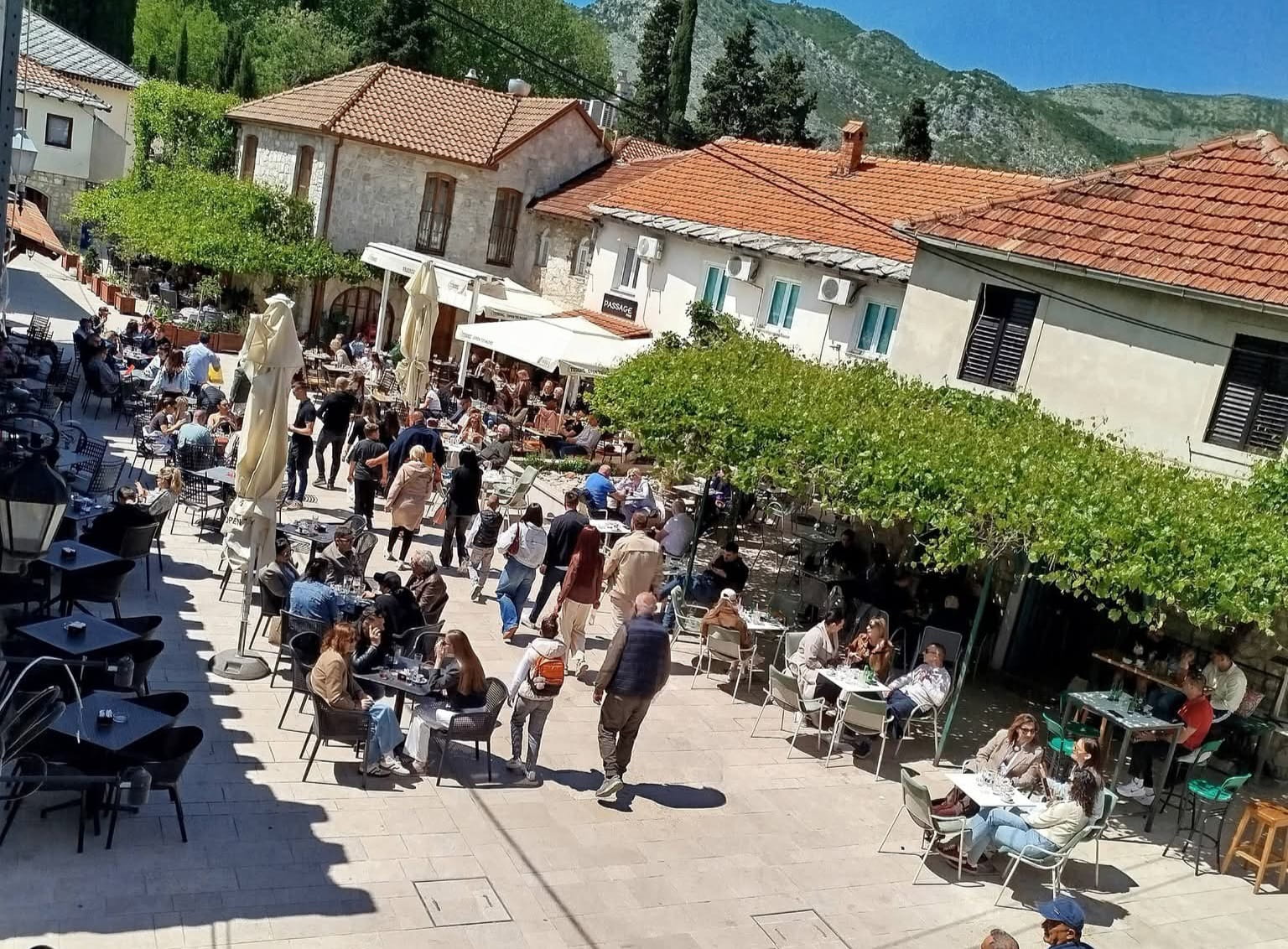 Stari grad turisti.jpg