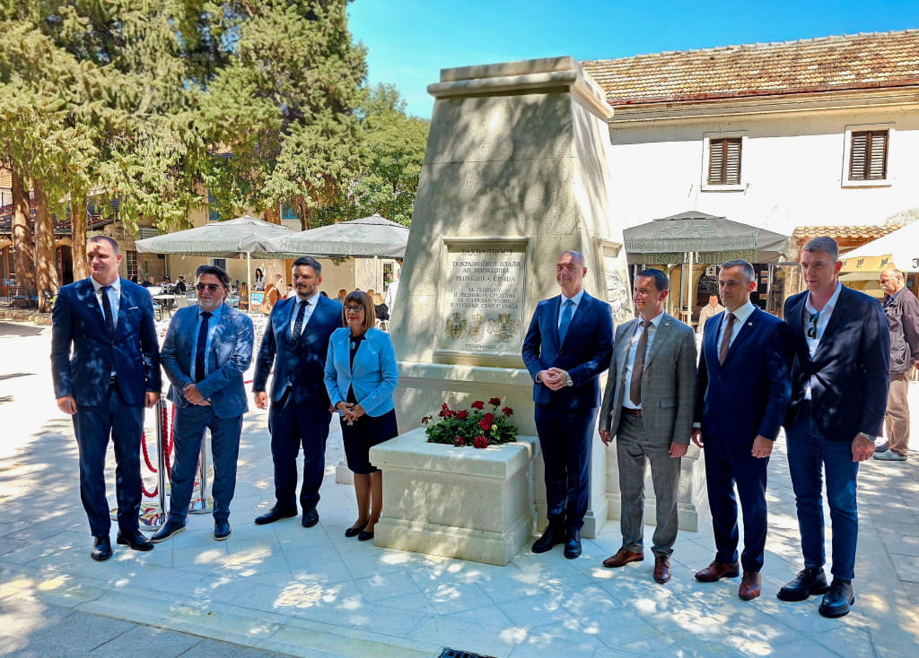 Trg travunija cesma2.jpg