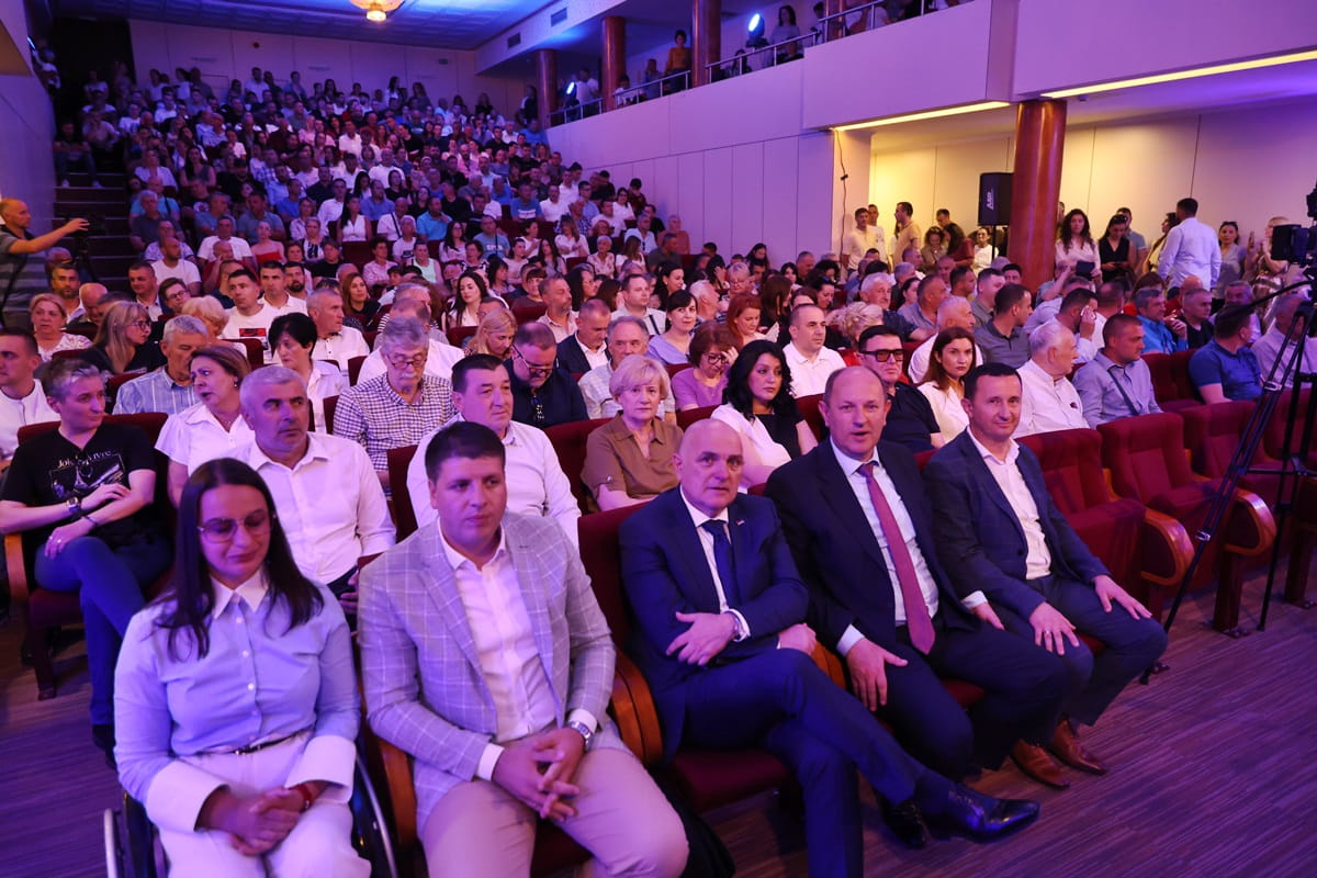 Tribina srpska1.jpg