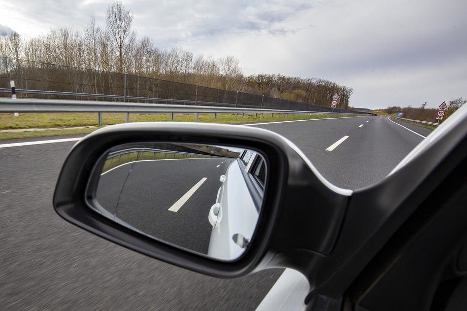 saobracaj-autoput-put-automobil-voznja-1.jpg