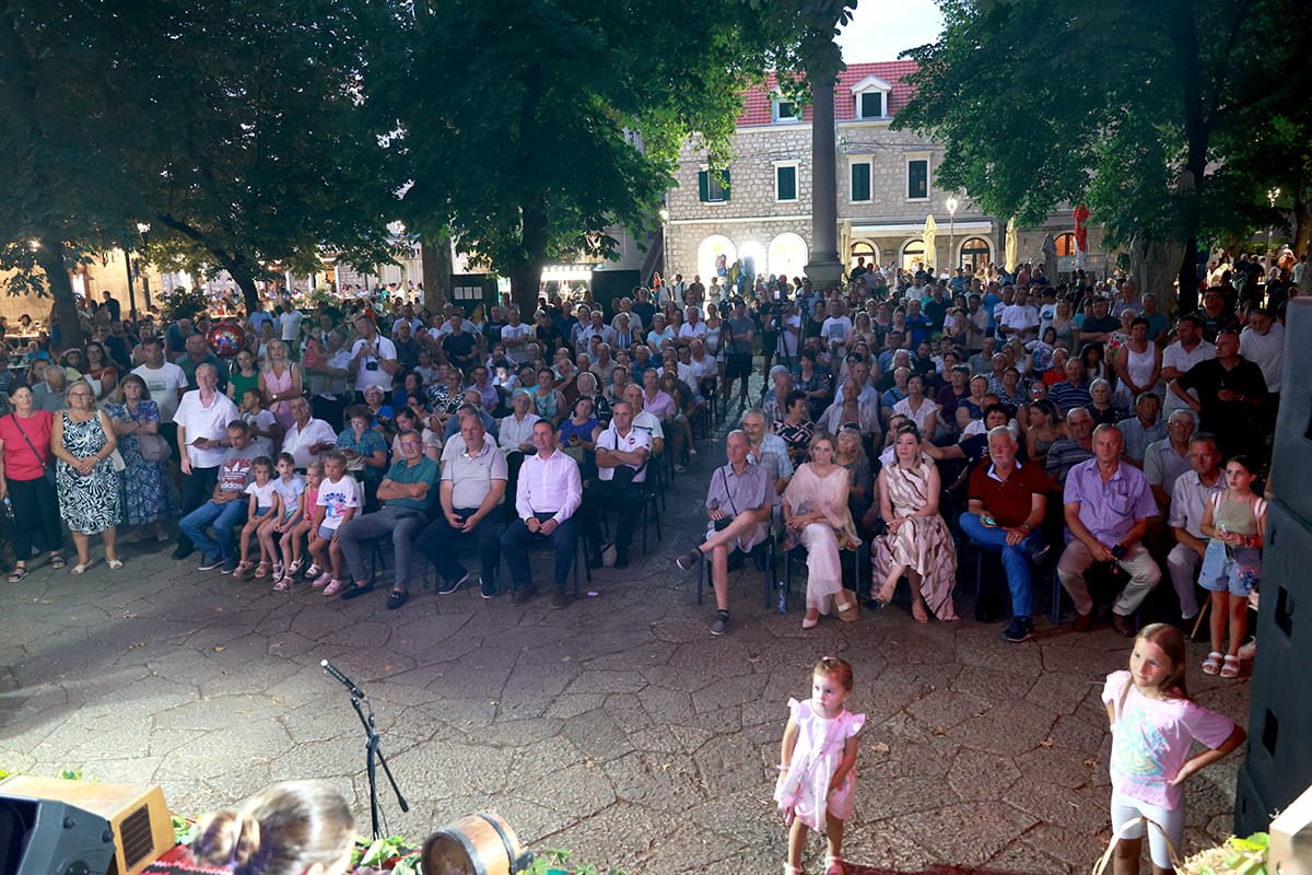 Hercegovacko sijelo trebinje 20263.jpg