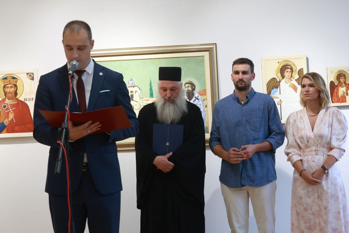 Izlozba so zemlji3.jpg