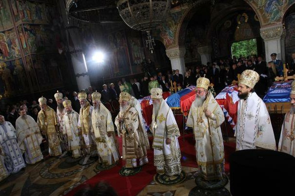 opelenac svetu liturgiju sluzi patrijarh srpki irinej uz sasluzenje deset vladika srpske pravoslavne crkve