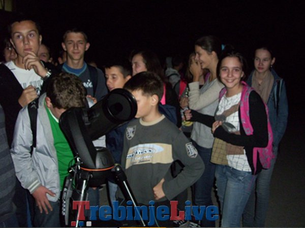 ucenici osnovne skole vuk karadzic posmatraju nebo teleskopima (1)