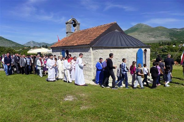 vladika grigorije sluzio svetu liturgiju u dolovima nadomak trebinja