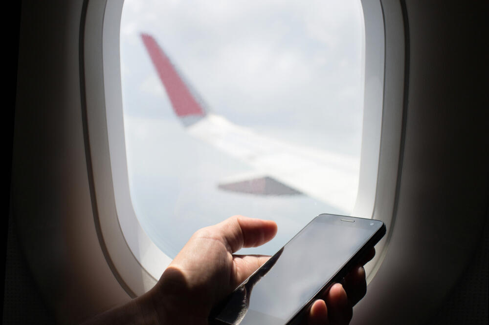 Можно беспроводные наушники в самолет. Салон самолёта из окна. Телефон в самолете. Иллюминатор в самолете эскиз. Самолет можно телефона.